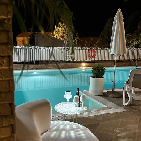 Kairos Luxury & Pool 招待所