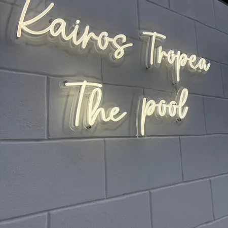 Kairos Luxury & Pool 招待所